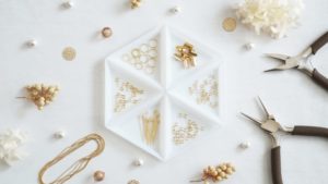 「ハンドメイドアクセサリーの制作と販売」を副業にする女性の仕事内容・給料レポート