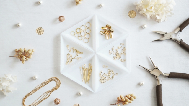 「ハンドメイドアクセサリーの制作と販売」を副業にする女性の仕事内容・給料レポート